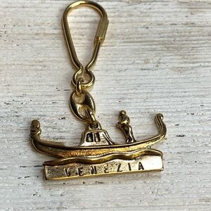 🔥FREE with 🍒3 for $33 bundle🍒🔥 Vintage Venice Gondola Key Chain Gold Tone